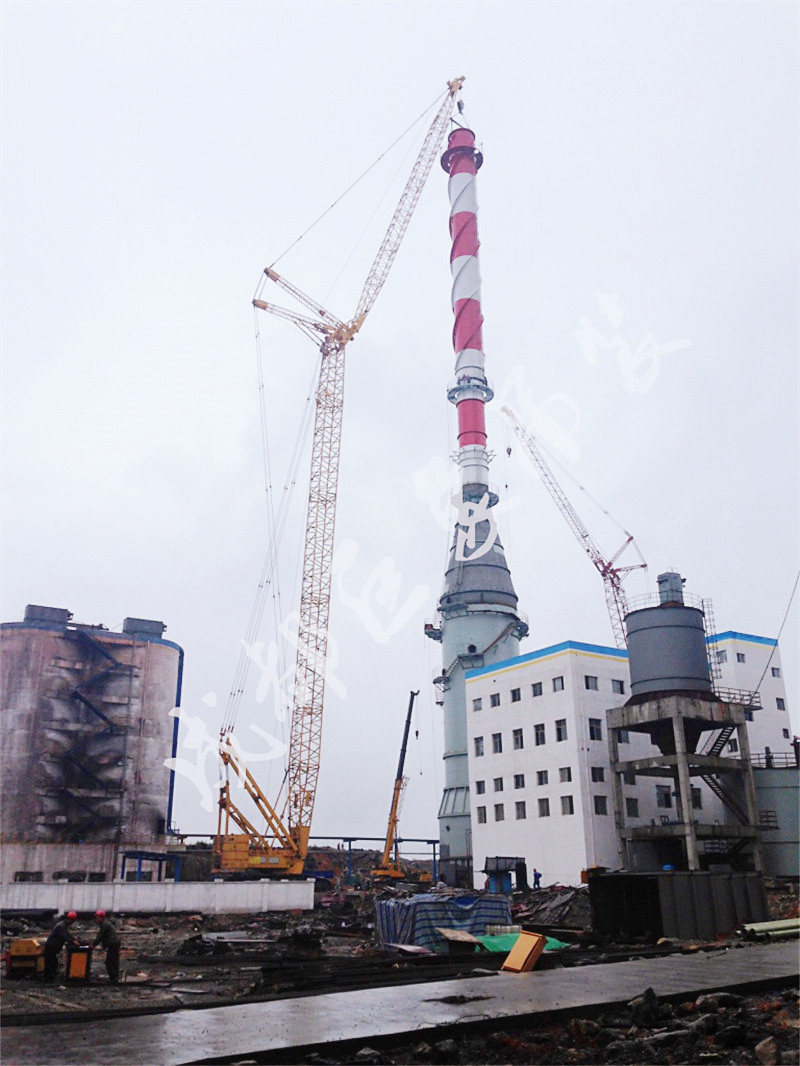 7.貴州鋁廠350T履帶吊吊裝102米脫硫煙囪.jpg