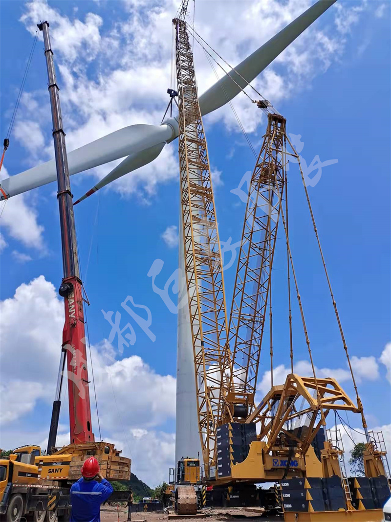 貴州遵義桐梓縣風(fēng)電場(chǎng)風(fēng)機(jī)吊裝1.jpg