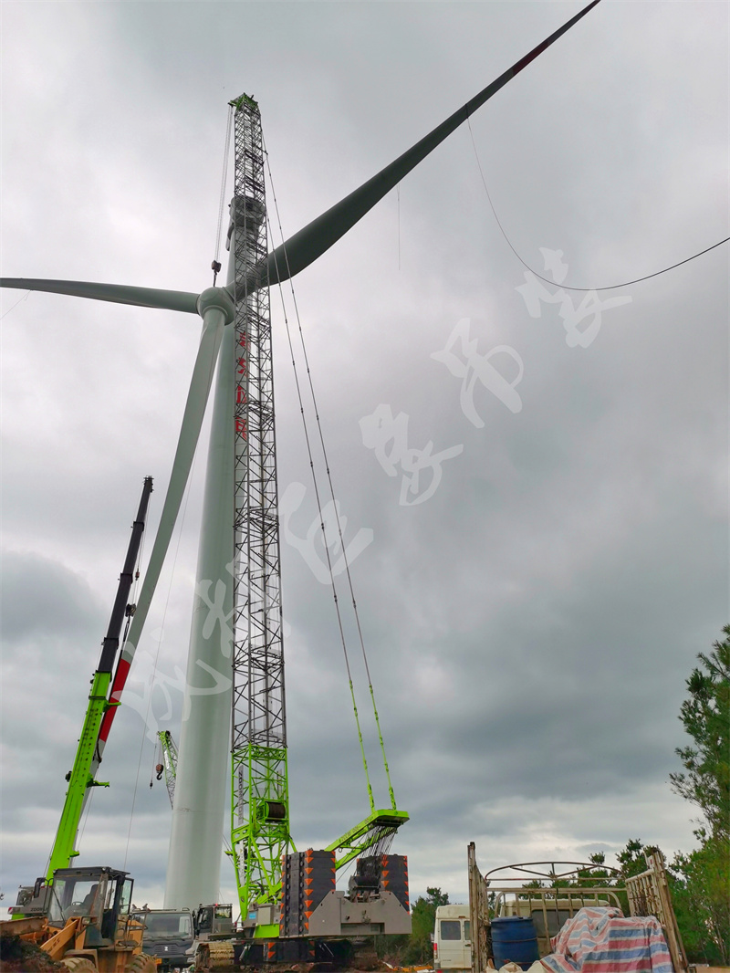 四川涼山鹽源小高山、梅雨風(fēng)電場(chǎng)2.5兆瓦風(fēng)機(jī)吊裝.jpg